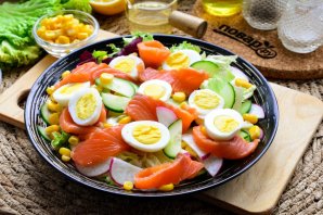 Салат с кукурузой и слабосоленой семгой Салат с кукурузой и слабосоленой семгой