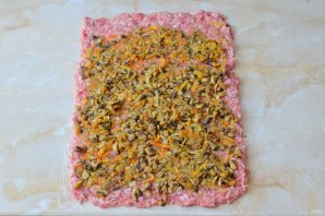 Рулет из фарша с грибами