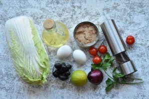Салат с капустой, помидорами и тунцом Салат с капустой, помидорами и тунцом