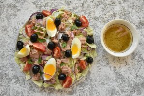 Салат с капустой, помидорами и тунцом Салат с капустой, помидорами и тунцом