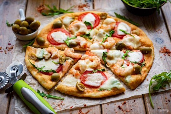 Пицца с оливками и креветками