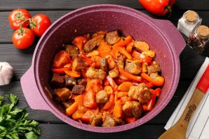 Тушёная картошка с мясом и овощами Тушёная картошка с мясом и овощами