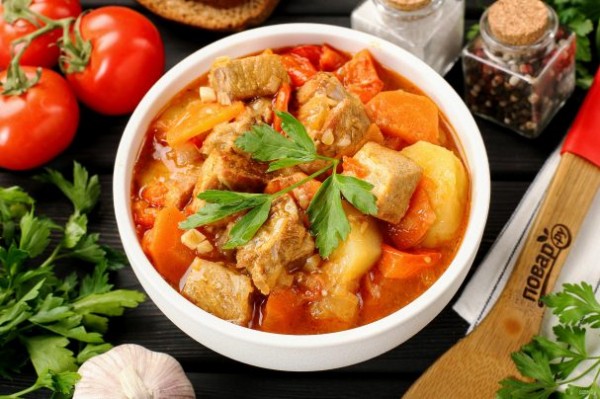 Тушёная картошка с мясом и овощами Тушёная картошка с мясом и овощами