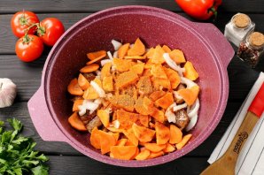 Тушёная картошка с мясом и овощами Тушёная картошка с мясом и овощами