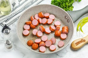 Макароны с сосисками на сковороде Макароны с сосисками на сковороде