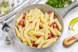 Макароны с сосисками на сковороде Макароны с сосисками на сковороде