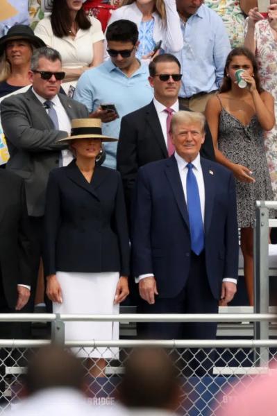 Мелания Трамп на выпускном сына в юбке-карандаш и простом жакете, но с острой ценой