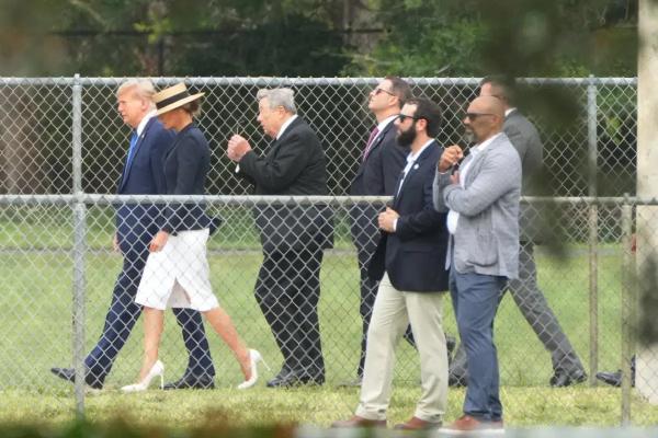 Мелания Трамп на выпускном сына в юбке-карандаш и простом жакете, но с острой ценой