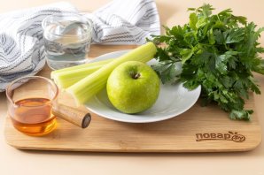 Сок с яблоком, петрушкой и сельдереем Сок с яблоком, петрушкой и сельдереем