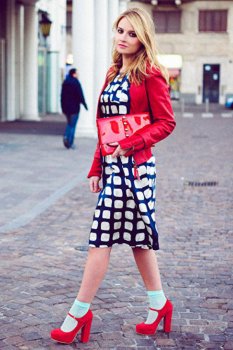 
С чем носить красные туфли
