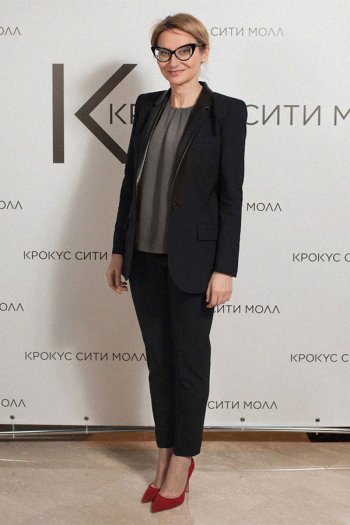 
С чем носить красные туфли
