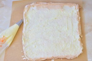 Меренговый рулет с заварным кремом Меренговый рулет с заварным кремом