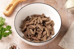 Салат из свиной печени с луком Салат из свиной печени с луком