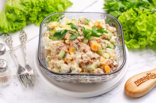 Салат с огурцом, сыром и тунцом Салат с огурцом, сыром и тунцом