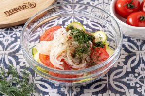 Салат с огурцами, кабачками и помидорами Салат с огурцами, кабачками и помидорами