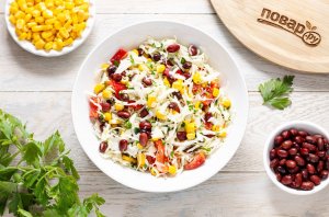 Салат с капустой, фасолью и кукурузой Салат с капустой, фасолью и кукурузой