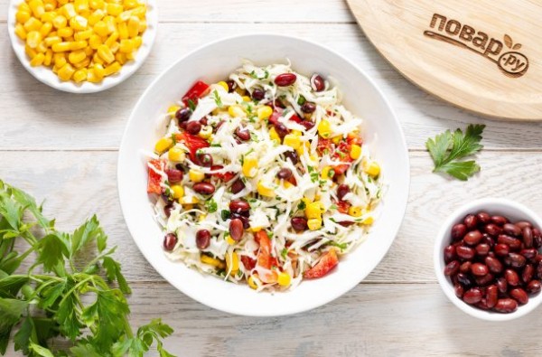 Салат с капустой, фасолью и кукурузой Салат с капустой, фасолью и кукурузой