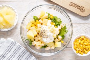 Салат с сыром, ананасом и кукурузой Салат с сыром, ананасом и кукурузой
