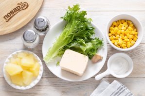 Салат с сыром, ананасом и кукурузой Салат с сыром, ананасом и кукурузой