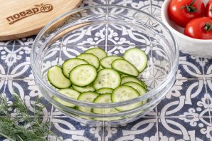 Салат с огурцами, кабачками и помидорами Салат с огурцами, кабачками и помидорами