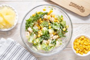 Салат с сыром, ананасом и кукурузой Салат с сыром, ананасом и кукурузой