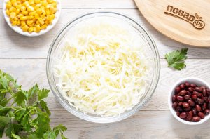 Салат с капустой, фасолью и кукурузой Салат с капустой, фасолью и кукурузой