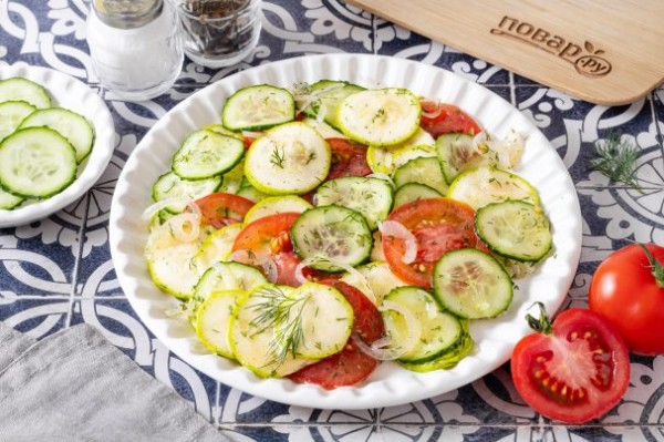 Салат с огурцами, кабачками и помидорами Салат с огурцами, кабачками и помидорами