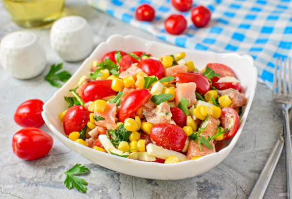 Салат с семгой и кукурузой Салат с семгой и кукурузой