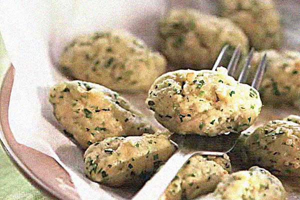 Клецки с петрушкой и чесночным маслом
Клецки с петрушкой и чесночным маслом