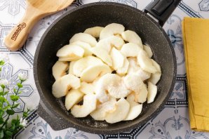 Шарлотка с яблоками в аэрогриле Шарлотка с яблоками в аэрогриле