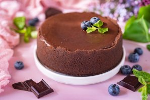 Шоколадный чизкейк с выпечкой