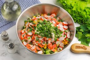 Салат из свежей капусты и крабовых палочек Салат из свежей капусты и крабовых палочек