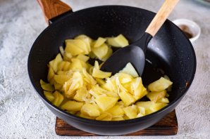 Картошка с фаршем в горшочках