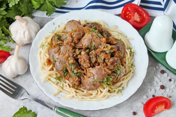 Куриная печень с луком и морковью