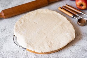 Слоеный пирог с яблоками из готового теста Слоеный пирог с яблоками из готового теста