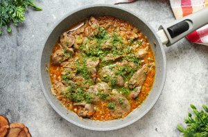 Куриная печень с луком и морковью