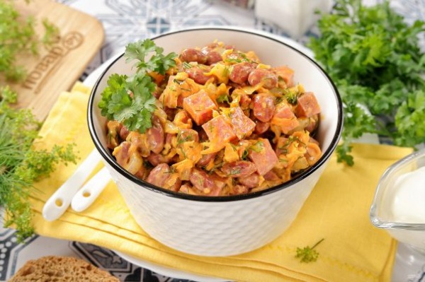 Салат с фасолью, морковью и колбасой Салат с фасолью, морковью и колбасой