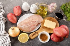 Куриная грудка, запеченная с картофелем Куриная грудка, запеченная с картофелем