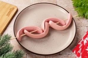 Закусочные "Змейки" из сосисок с помидорами и сыром Закусочные "Змейки" из сосисок с помидорами и сыром