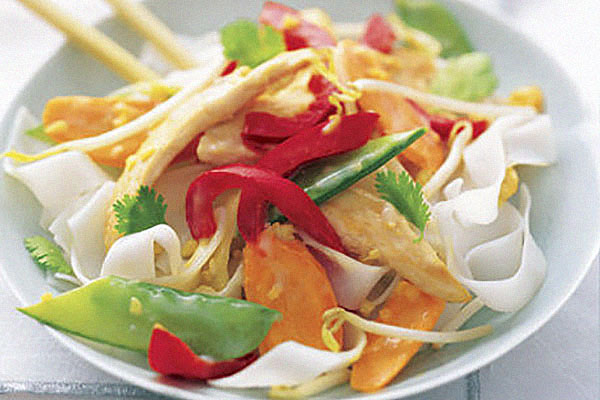 Тайская курица с рисовой лапшой
Тайская курица с рисовой лапшой