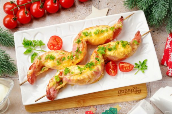 Закусочные "Змейки" из сосисок с помидорами и сыром Закусочные "Змейки" из сосисок с помидорами и сыром
