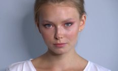 Макияж в персиковых оттенках с растушёванной стрелкой
Макияж в персиковых оттенках с растушёванной стрелкой