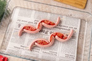 Закусочные "Змейки" из сосисок с помидорами и сыром Закусочные "Змейки" из сосисок с помидорами и сыром