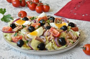 Салат с капустой, помидорами и тунцом Салат с капустой, помидорами и тунцом