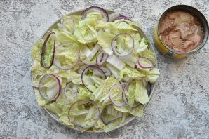 Салат с капустой, помидорами и тунцом Салат с капустой, помидорами и тунцом