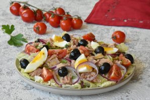 Салат с капустой, помидорами и тунцом Салат с капустой, помидорами и тунцом