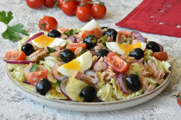 Салат с капустой, помидорами и тунцом Салат с капустой, помидорами и тунцом