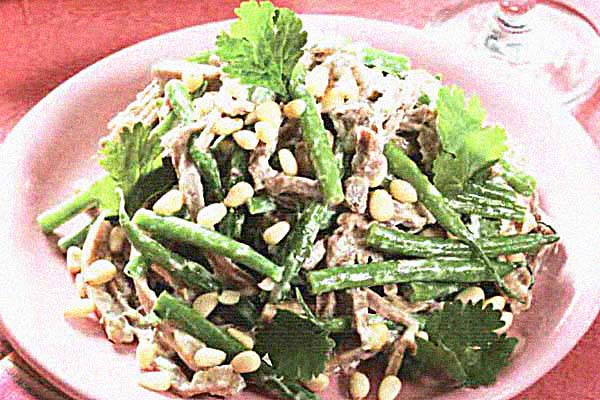 
Салат из языка с орехами и зеленой фасолью
