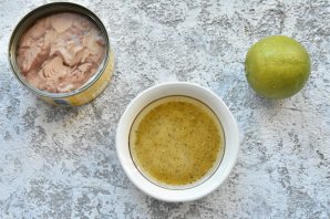 Салат с капустой, помидорами и тунцом Салат с капустой, помидорами и тунцом