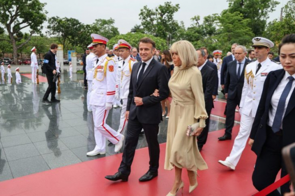 Брижит Макрон отвесила пощечину президенту и выбрала 2 неудачных наряда из 4 Брижит Макрон отвесила пощечину президенту и выбрала 2 неудачных наряда из 4